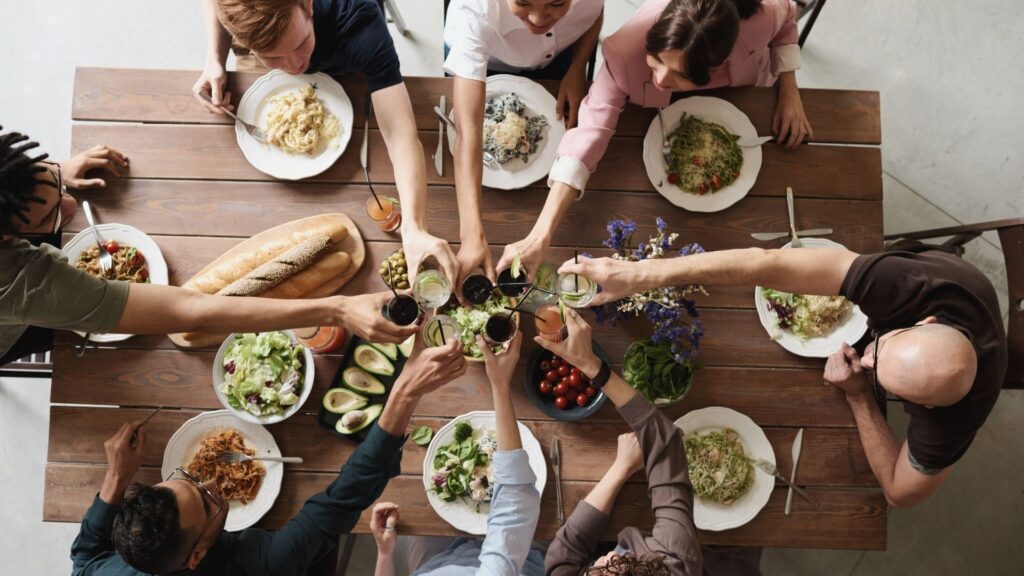 Soziale Gesundheit als Schlüssel zu Healthy Aging mit BIOGENA ONE – gemeinsames Essen und Lebensfreude.