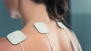 Anwendung von Mikrostrom im Nackenbereich - Elektrodenplatzierung für FSM im modernen Biohacking-Alltag.
