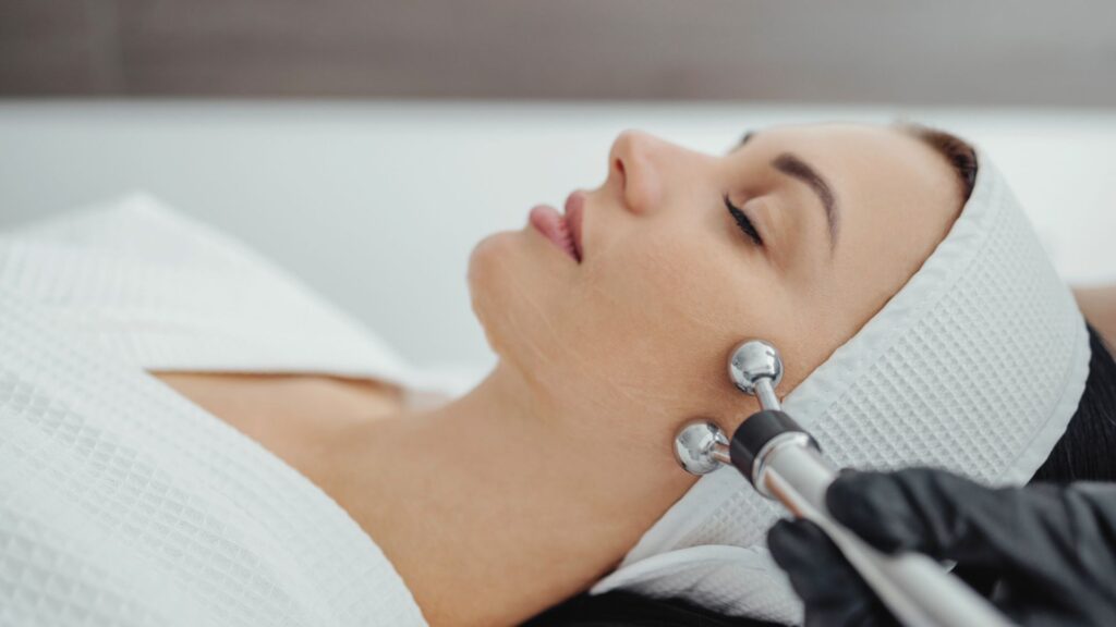 Mikrostrom Biohacking in der Kosmetik - FSM-Anwendung zur Hautregeneration und Muskelstimulation im Gesicht.