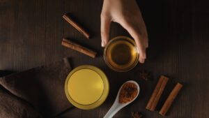 Tee mit Zimt und Shilajit - natürliche Zutaten für Energie und Fokus