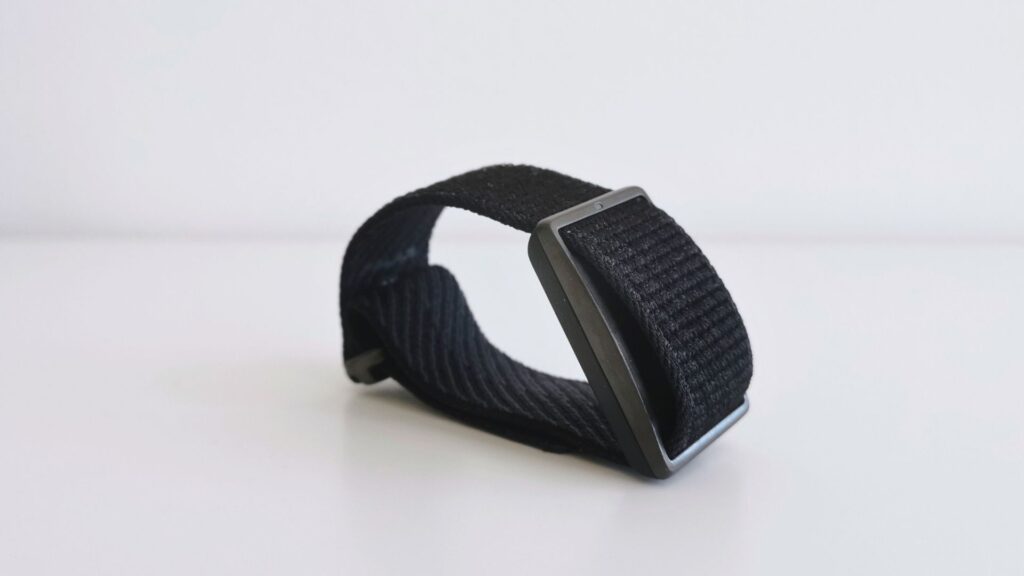 Polar Loop Armband auf weißem Hintergrund – minimalistisches Fitness-Tracking