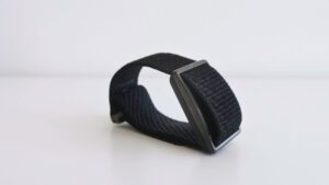 Polar Loop Armband auf weißem Hintergrund – minimalistisches Fitness-Tracking