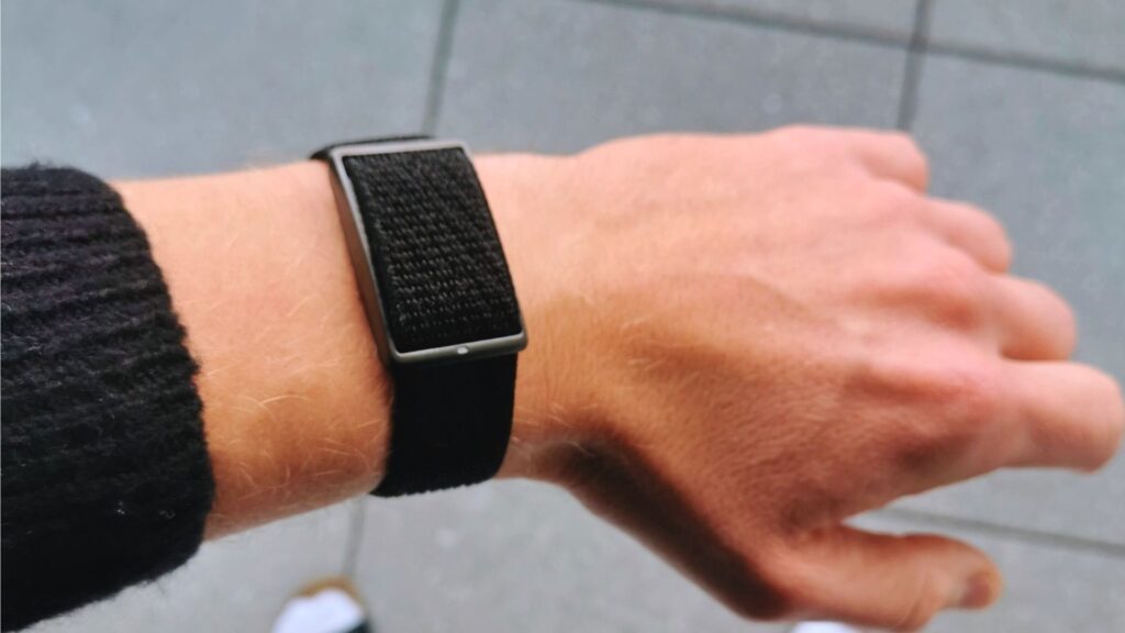 Polar Loop am Handgelenk getragen – schlichtes Fitnessarmband im Alltag