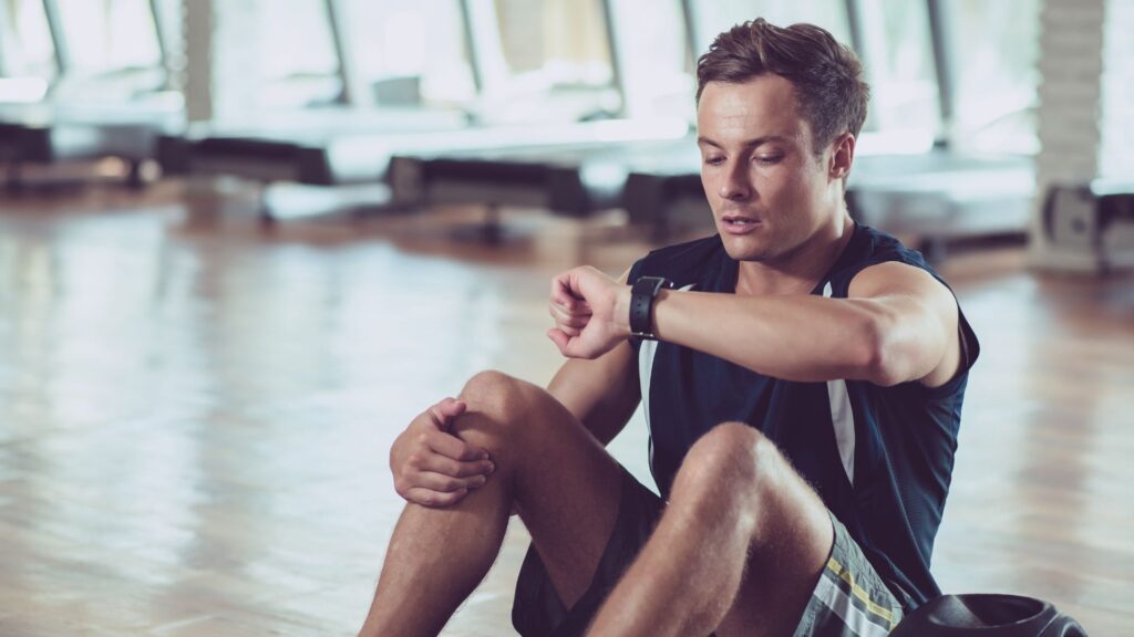 Sportler prüft seine Smartwatch – klassisches Fitness-Tracking mit Display