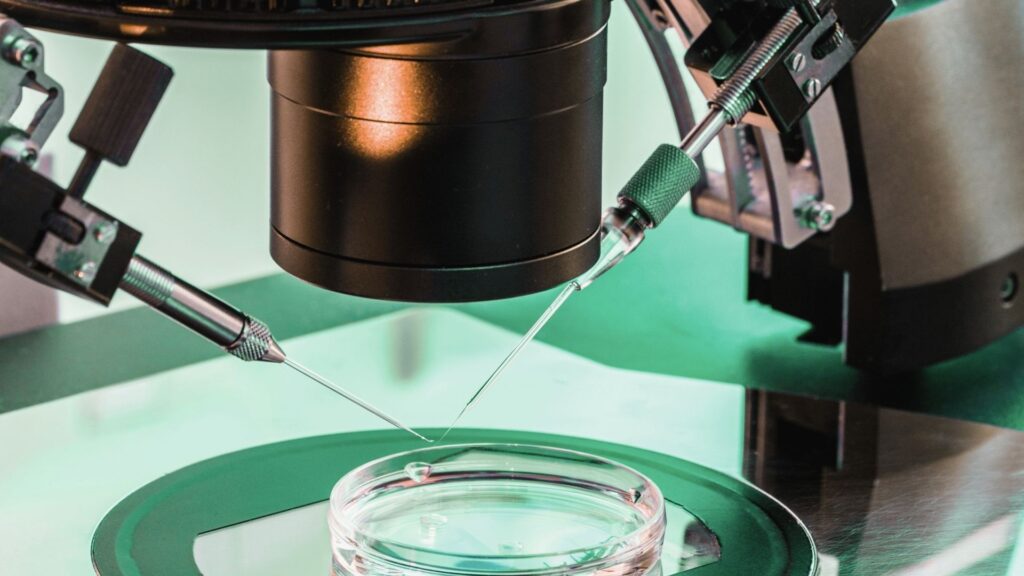 Laboraufnahme eines hochpräzisen Mikroskop-Setups zur Blutuntersuchung