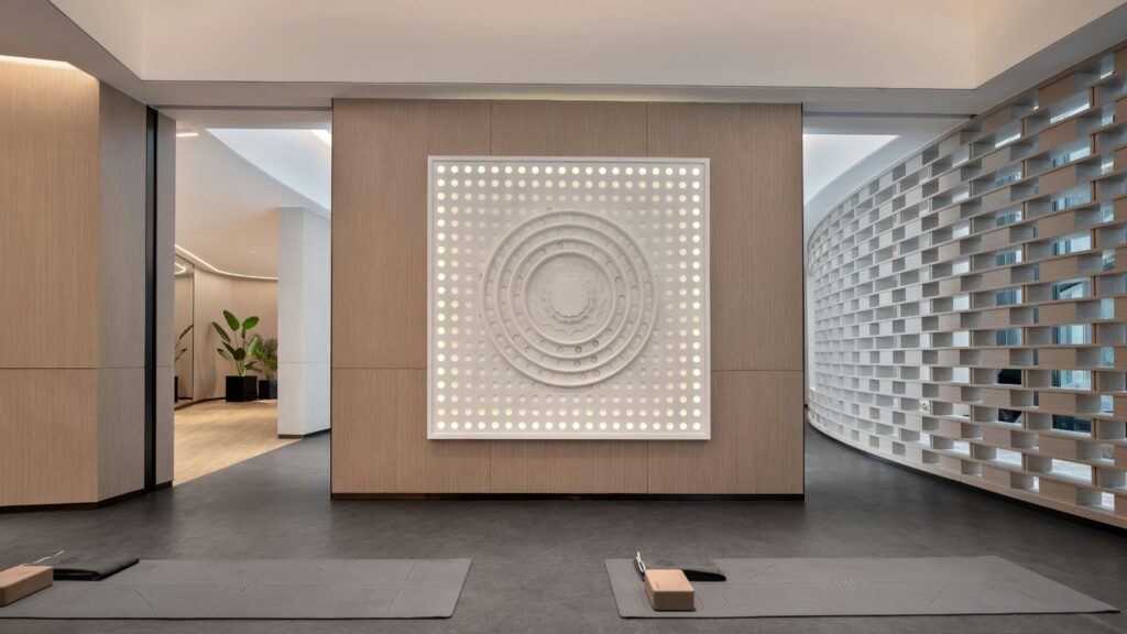 Ruhiges, aufgeräumtes Yogastudio als Symbol für klare Systeme und nachhaltige Gesundheit ab 30