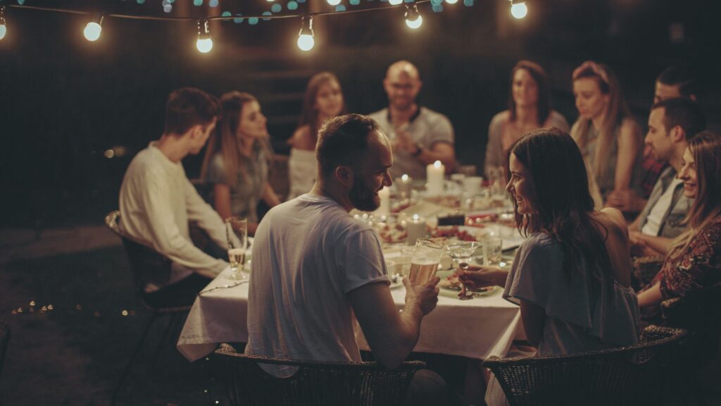 Biohacking 2026: Ein geselliger Abend mit Freunden zeigt, wie soziale Verbindung und echte Begegnung zur ganzheitlichen Gesundheit beitragen.