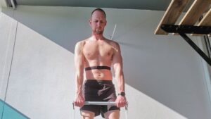 minimalistische Trainingsroutine Vater mit Widerstandsbändern zuhause