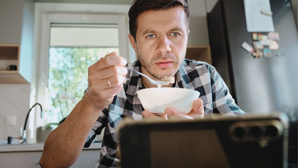 Frühstück mit Ablenkung durch Handy