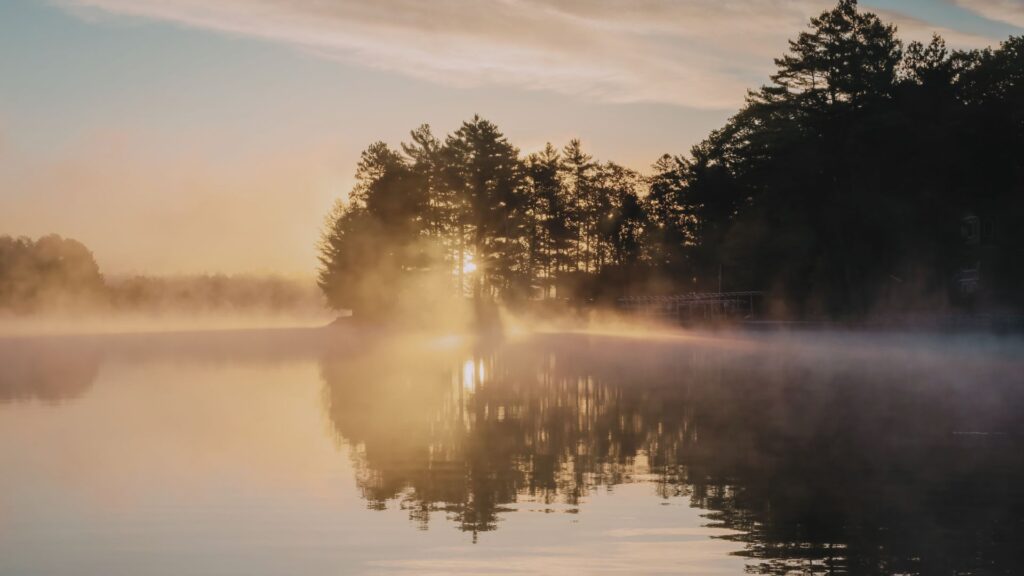 Stiller Morgen am See als Symbol für Fokus, Regeneration und Präsenz