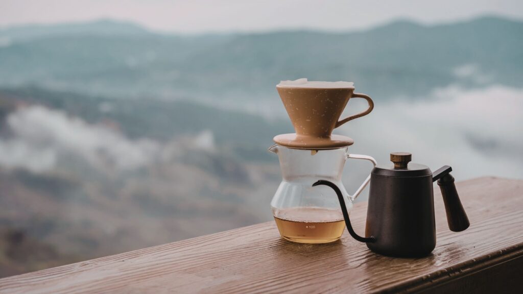 Minimalistisches Morgenritual mit Kaffee als Bild für einen bewussten, fokussierten Start in den Tag