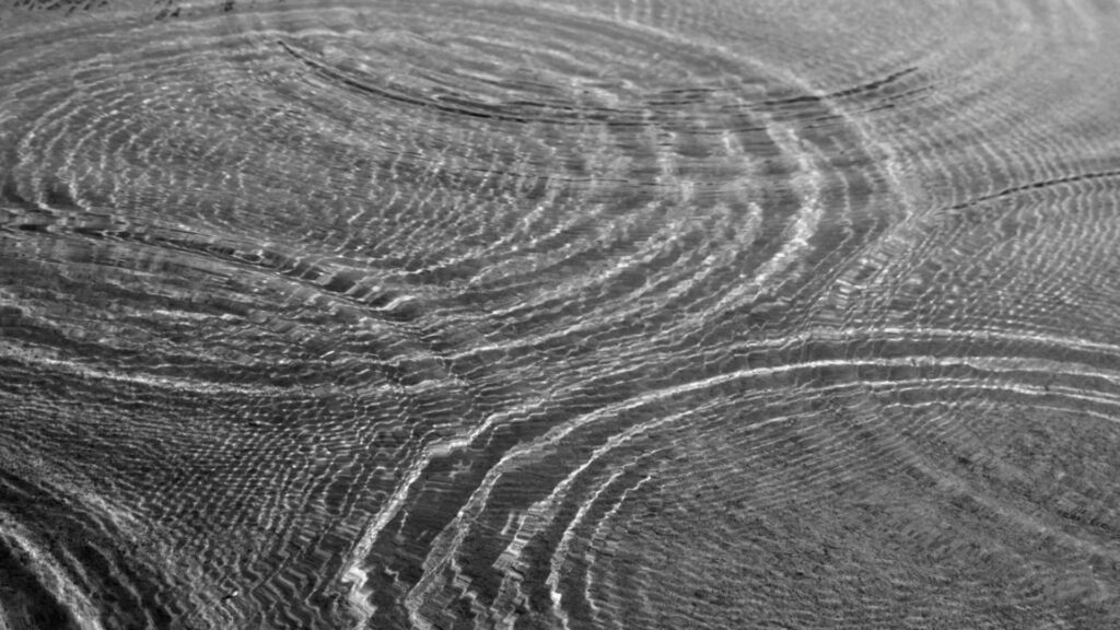 Wellenbewegung im Wasser als Symbol für fehlenden Fokus, Ablenkung und mentale Unordnung