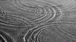 Wellenbewegung im Wasser als Symbol für fehlenden Fokus, Ablenkung und mentale Unordnung