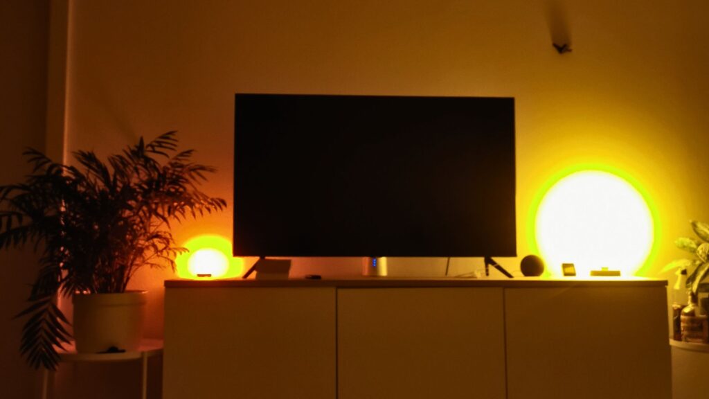Warme indirekte Beleuchtung im Wohnzimmer am Abend