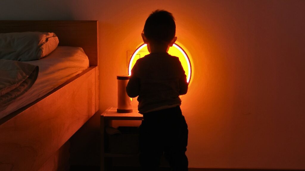 Silhouette eines Kindes vor warmem Licht am Abend