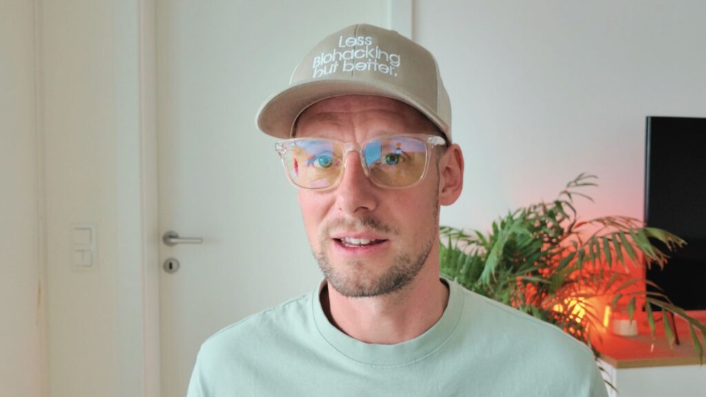 Marco mit warmer Beleuchtung und Blueblocker-Brille im Wohnzimmer
