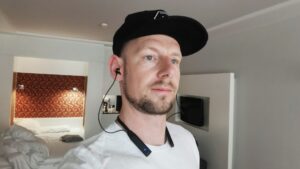 Mann nutzt Human Charger Lichttherapie im Alltag für mehr Energie