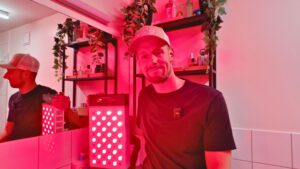 Marco von Minimalist Biohacker nutzt Rotlichttherapie im Alltag vor einem roten Lichtpanel