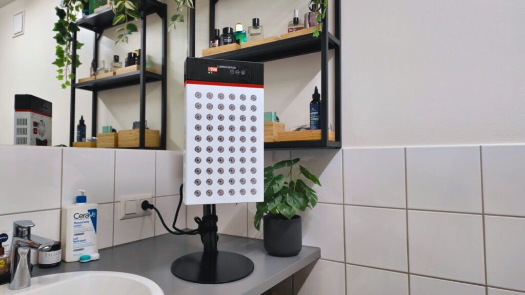 Rotlichtpanel im Morgenlicht in einem minimalistischen Badezimmers