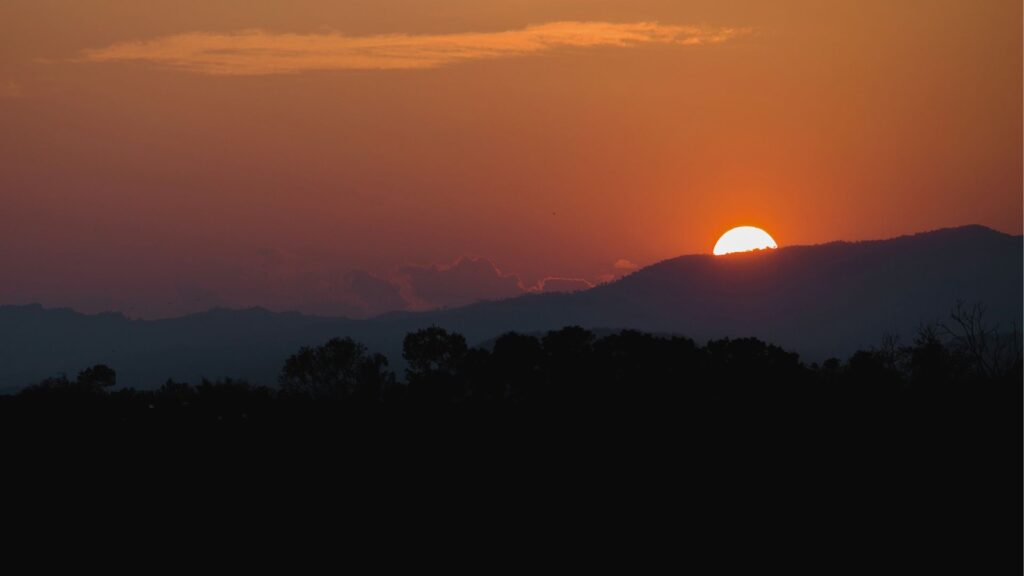 Sonnenuntergang mit warmem roten Licht als Symbol für Regeneration und Abendroutine