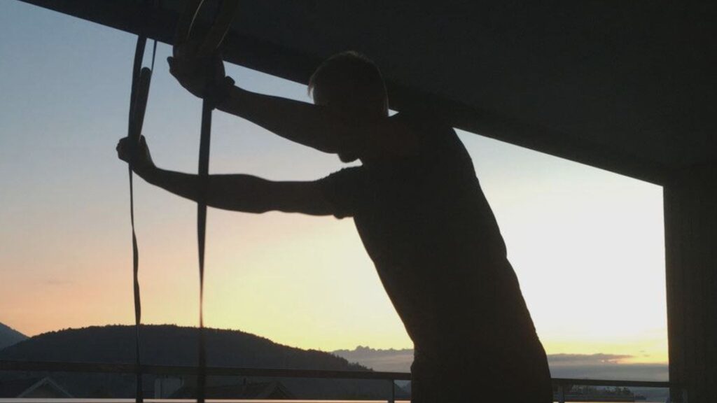 Marco trainiert im Freihen am frühen Morgen, um natürliches Licht für mehr Energie und einen stabilen Tagesrhythmus zu nutzen.