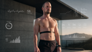 Mann mit Brustgurt und Smartwatch steht im Sonnenlicht vor modernem Gebäude, umgeben von eingeblendeten Gesundheits- und Tracking-Daten zu Schlaf, Erholung, Vitalwerten und Training.