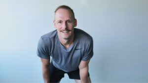 Marco Grosch auf Balkon erklärt Training mit wenig Zeit mit Hilfe von Biohacking